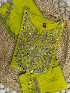 Conjunto de Kurti Largo Bordado en Seda de Mango y Viscosa Verde Puro con Dupatta, Ropa Casual Tradicional India y Pakistaní para Mujer - Product Image 2