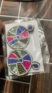 Boucles d'oreilles brodées de perles les plus vendues, parfaites pour les tenues décontractées et festives, disponibles en grande quantité - Product Image 2