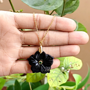 Collar de piedras talladas a mano de ónix negro con pequeño colgante de esmeralda y circonita, chapado en oro, con diseño floral, para mujer. - Product Image 4