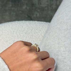 Anillo de Compromiso con Diamante Ovalado de 1.50 Quilates, Corte Bezel, D-VVS1, Certificado IGI, Diamante Cultivado en Laboratorio, Oro Amarillo de 14K - Product Image 5