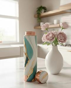 ขวดน้ำทองแดงแท้ทรงเพรียวบาง สีฟ้าสวยงาม ขนาด 750 มล. ดีไซน์เรขาคณิต ฝาปิดกันรั่ว เหมาะสำหรับใช้ในบ้าน สำนักงาน และการเดินทาง - Product Image 3