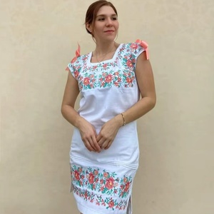 Robe bohème chic tendance en coton blanc, brodée à la main avec des motifs floraux, polyvalente, longueur genoux, pour femmes - Product Image 1