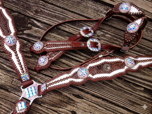 Conjunto de cabezada y pechera vaquera con diseño de latón con tachuelas, cuentas de cristal blancas y adornos florales - Product Image 3
