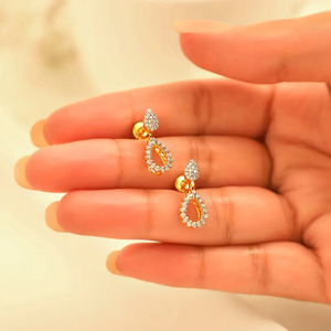 ต่างหูเพชรทรงหยดน้ำประดับใบไม้สีทอง - Product Image 4
