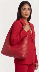 Bolso de Hombro de Lujo Personalizado para Mujer, de Cuero Genuino Trenzado, Estilo Hobo, con Cierre de Cremallera y Correa Única con Cadenas, Venta al por Mayor - Product Image 3