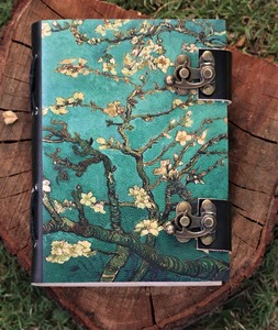 Carnet en cuir vintage d'art indien, couverture gaufrée Van Gogh Fleur d'Amandier, fait main, bords festonnés, mini-carnet marron foncé noir - Product Image 1