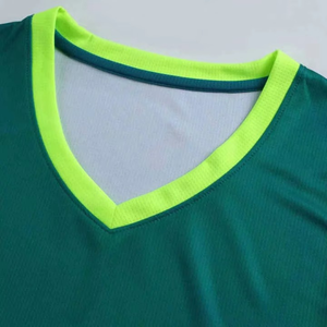 Conjunto de Uniforme de Baloncesto Geométrico Verde Neón Personalizado, Jersey con Cuello en V y Pantalones Cortos para Equipos - Product Image 5
