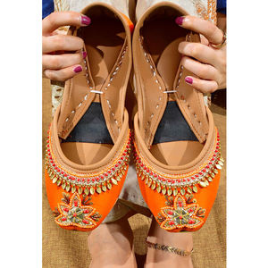 รองเท้าเมห์นดีแบบใหม่ ดีไซน์แฟนซี ประดับด้วยหิน งานแฮนด์เมด รองเท้าผู้หญิงแบบแบน สำหรับใส่ในบ้านและนอกบ้าน งานปาร์ตี้ รองเท้าคุสซา ขายส่ง รับผลิตแบบ OEM ODM - Product Image 2