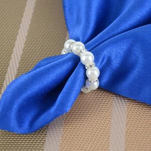 Hermosas cuentas blancas y servilleteros metálicos que se fotografían a la perfección, dejando las mesas con un aspecto deslumbrante en las imágenes. - Product Image 2