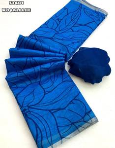Tissu chanderi doux à imprimé floral numérique avec un magnifique pallu imprimé et une bordure zari patti. - Product Image 1