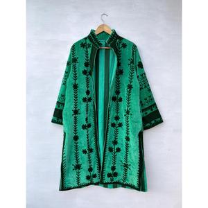 Elegante Chaqueta Larga de Terciopelo Verde Bordada con Diseño Floral Estilo Bohemio, Cuello Alto y Manga Larga para Mujer, Ropa de Invierno - Product Image 1