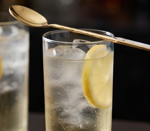 Cuillères à cocktail élégantes plaquées or avec manche blanc, outils de bar pour mélanger, ensemble de barware de luxe pour la préparation de cocktails - Product Image 4