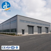 Bâtiment d'entrepôt logistique en structure acier préfabriquée, assemblage rapide, atelier de stockage industriel avec panneaux de toit vitrés