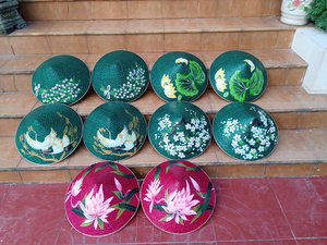 หมวกทรงกรวยทำจากใบปาล์มสานด้วยมือ ผสมผสานงานฝีมือดั้งเดิมและวัสดุธรรมชาติสำหรับการส่งออก - Product Image 3