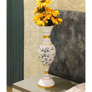 Portavelas decorativo de metal con acabado dorado en forma de tazón urli. - Product Image 5