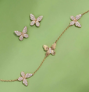 Pulsera de cadena con dijes de diamante de punta compartida y mariposa acanalada - Product Image 1