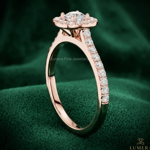 Anillo de Compromiso Personalizado de Oro Rosa de 18K con Halo Redondo y Diamante Cultivado en Laboratorio con Banda de Micro Pavé para Mujer - Product Image 3