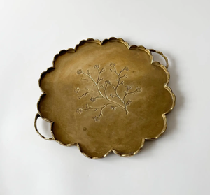 Plateau de service rond festonné en laiton vintage avec poignées, motif floral gravé, décoration d'intérieur - Product Image 2