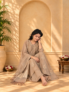 Ensemble 3 pièces beige col carré brodé floral Kurta Palazzo Dupatta pour femme – Tenue ample et élégante - Product Image 2