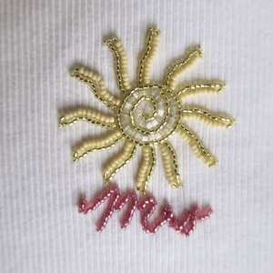 Hermosa Camiseta sin Mangas Bordada a Mano con Cuentas y Motivos Florales Decorativos y Artesanía de Primera Calidad - Product Image 1