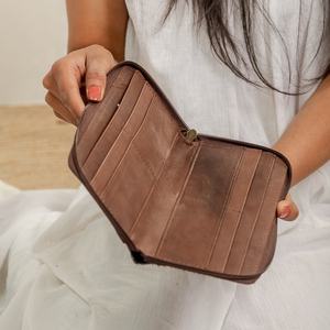 Característica antirrobo larga de cuero genuino hecha a mano para mujer de gama alta, personaje de cubierta de nailon tallado a mano - Product Image 3