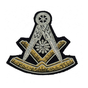 Nouveaux badges au design personnalisé, écussons brodés en fil de soie, vente en gros, badges cousus confortables, épingles de sécurité personnalisées à bas prix - Product Image 3