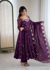 Costume Anarkali traditionnel pour femmes, couleur violette, avec dupatta brodé, coupe ample, longueur au sol, tenue de mariage, style Inde Pakistan - Product Image 5