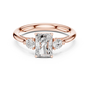 Bague de fiançailles en or rose avec trois diamants de laboratoire taille radiant, monture solitaire à bande simple, bijoux fins pour femme - Product Image 1