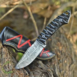 Couteau de chasse et utilitaire à lame fixe en acier Damas fait main, pointe tombante, manche en bois, étui en cuir, style industriel droit - Product Image 1