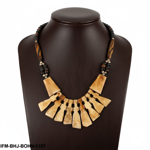 Collier ras du cou artisanal audacieux en os organique : Pièces multiformes en crêpe de banane blanchies avec un fil de perles graduées brun cumin - Product Image 4