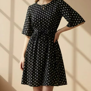 เดรสสายเดี่ยวผู้หญิง ลายจุด พิมพ์ลายพลิ้ว ระบายอากาศได้ดี ผ้าโพลีเอสเตอร์ 100% สไตล์ลำลอง ติดกระดุม สีฟ้า ทรงเอไลน์ - Product Image 1