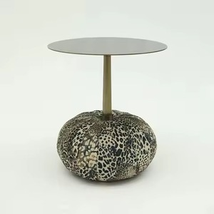 Table d'appoint et de coin en métal au design personnalisé pour la décoration des salons et villas - Product Image 1