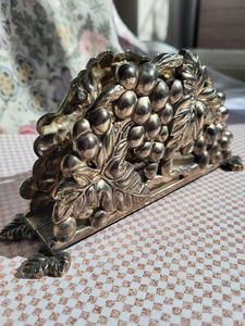 Porte-serviettes artisanal en métal vintage – Support de mouchoirs de table en forme de vigne gaufrée pour cuisine et salle à manger - Product Image 2