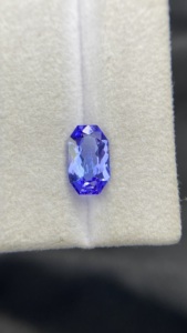 Pierre précieuse naturelle certifiée Tanzanite de forme fantaisie, avec une couleur et un éclat excellents, Zoisite naturelle, 1,97 carat, pierre précieuse en vrac - Product Image 2