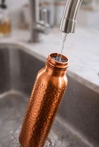 Bouteille de luxe en cuivre pour une hydratation avancée, réutilisable, écologique, favorisant le stockage d'eau propre, pour une routine de bien-être, grande taille - Product Image 5