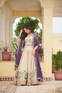 Hermoso Lehenga Choli Tradicional de Seda Crema Bordado con Dupatta Morado para Mujer, para Bodas en India y Pakistán, Largo hasta el Suelo - Product Image 5