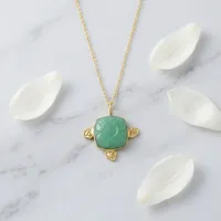 Collier Pendentif Classique Chrétien Bohème en Laiton Plaqué Or 18 carats avec Pierres Précieuses Chrysoprase et Onyx Noir, Motif Fleur Sculpté
