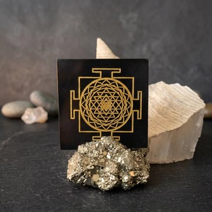 Magnifique plaque de charge carrée en agate noire gravée du mantra Shree Yantra Navkar, cristal énergétique, décoration d'Halloween pour la maison - Product Image 3