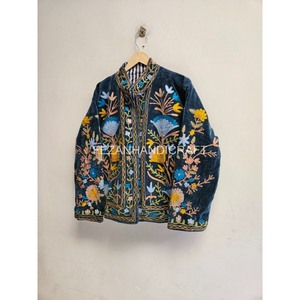 Veste matelassée en velours brodée à la main avec motif floral, col montant, manches longues, manteau décontracté d'hiver pour femme, design Ouzbek Suzani - Product Image 3
