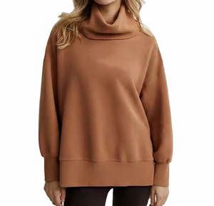 Pull en molleton de coton à col montant, coupe oversize, avec logo brodé sur le devant, épaules tombantes, éco-responsable, pour l'hiver, fabriqué au Pakistan - Product Image 4