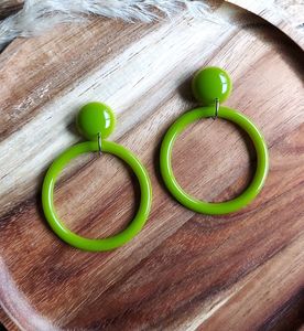 Boucles d'oreilles en résine faites à la main pour femmes, avec forme personnalisée et style classique, pour les occasions de fête - Product Image 5