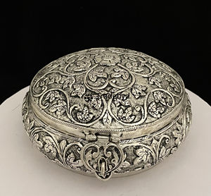 Boîte de rangement en métal moderne, accessoire de décoration haut de gamme pour la maison par Tradebyd - Product Image 1