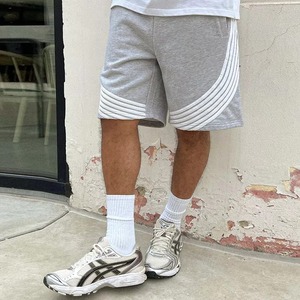 Shorts tricotés gris tendance pour hommes avec bandes latérales blanches, taille mi-haute, fermeture élastique, style décontracté et respirant, fournisseur OEM - Product Image 2
