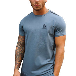 Ensemble tendance t-shirt et short de sport pour homme, tissu respirant, idéal pour l'entraînement et les vêtements de sport décontractés - Product Image 4