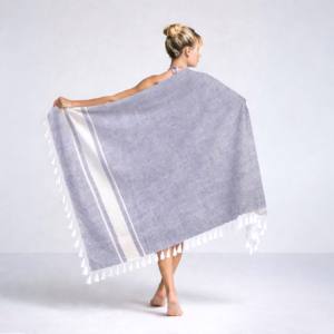 Serviette de plage à séchage rapide en tissu Fouta avec design rayé personnalisé et logo à prix abordable, fabriquée en Inde - Product Image 1