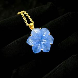 Colgante de calcedonia azul natural con forma de flor, collar de piedras preciosas talladas, elegante colgante de calcedonia para mujer, fabricación de joyería al por mayor. - Product Image 6