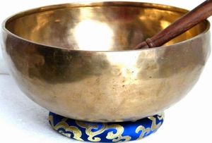 Bol chantant tibétain en laiton pur pour la méditation et la guérison sonore avec marteau de frappe, idéal pour l'équilibrage des chakras et le yoga - Product Image 6