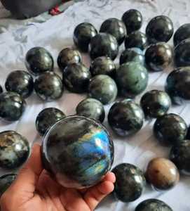 Sphère de cristal de labradorite naturelle polie, pierre précieuse de labradorite à reflets pour la décoration de la maison, la méditation, la guérison Reiki - Product Image 4