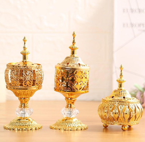 Collection d'encensoirs ou de brûleurs de bougies exotiques en filigrane d'or avec bases en cristal. Ensemble royal disponible à prix de gros. - Product Image 1