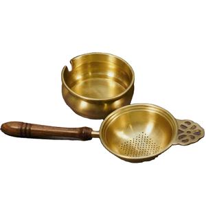 Colador de té de latón de alta calidad con mango de madera, filtro tradicional para té de hojas sueltas, infusor de té premium, accesorio de cocina para el té. - Product Image 1